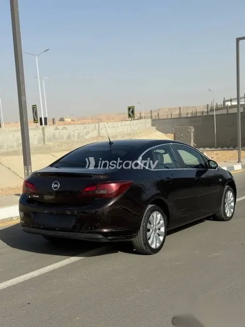 اوبل أسترا 2018 بني مستعملة للبيع - 3