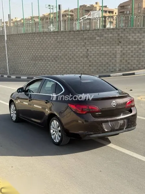 اوبل أسترا 2018 بني مستعملة للبيع - 4