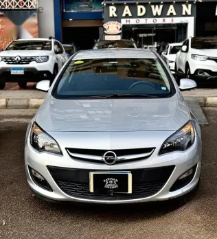 اوبل أسترا 2020 فضي مستعملة للبيع