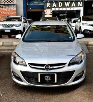 اوبل أسترا 2020 فضي مستعملة للبيع