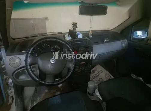 فيات بونتو 2001 أزرق غامق مستعملة للبيع - 3