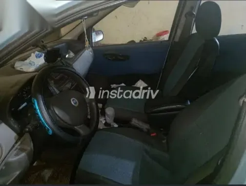 فيات بونتو 2001 أزرق غامق مستعملة للبيع - 6