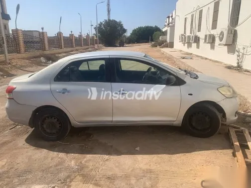 تويوتا ياريس 2006 فضي مستعملة للبيع - 2
