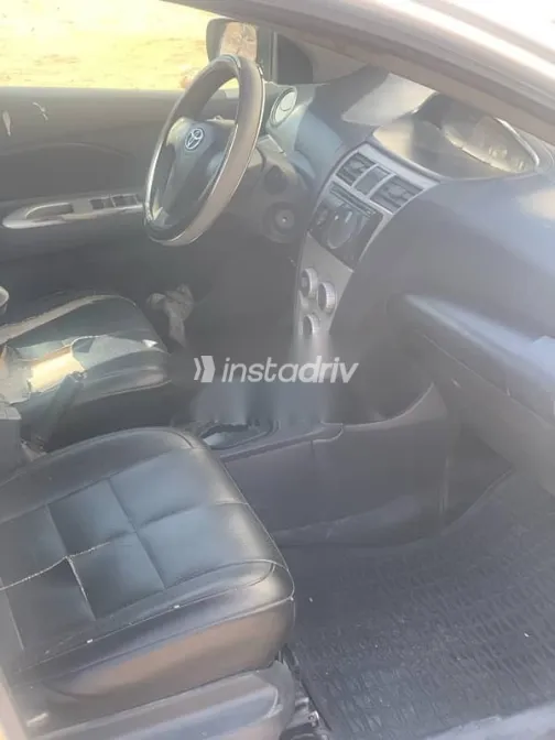 تويوتا ياريس 2006 فضي مستعملة للبيع - 3