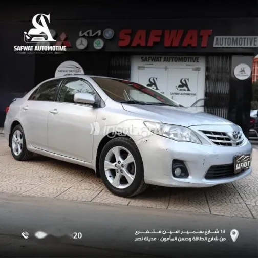 تويوتا كورولا 2012 فضي مستعملة للبيع - 1