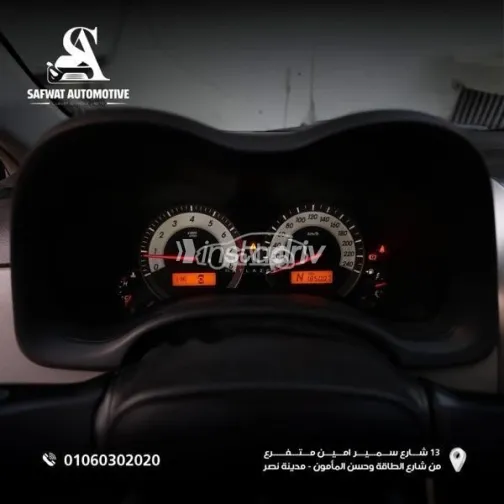 تويوتا كورولا 2012 فضي مستعملة للبيع - 3