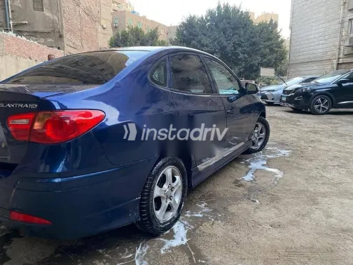 هيونداي إلنترا 2019 أزرق غامق مستعملة للبيع - 2