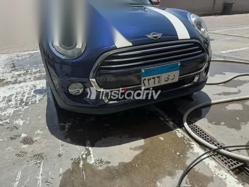 مينى كوبر 2017 أزرق غامق مستعملة للبيع - 1