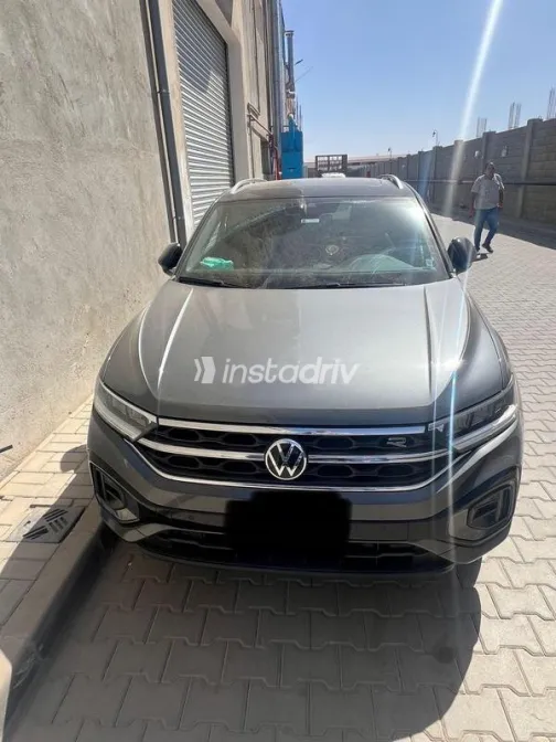 فولكس فاغن تي روك 2024 رمادي غامق مستعملة للبيع - 3