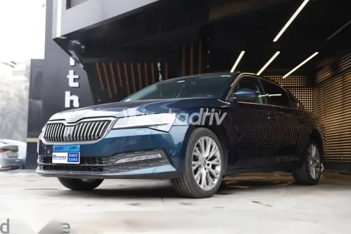 سكودا سوبيرب 2021 أزرق غامق مستعملة للبيع - 1