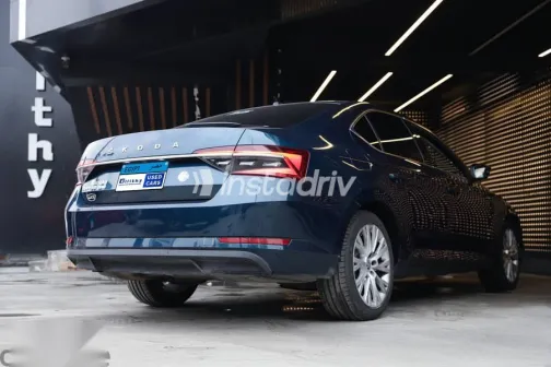 سكودا سوبيرب 2021 أزرق غامق مستعملة للبيع - 4