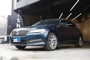 سكودا سوبيرب 2021 أزرق غامق مستعملة للبيع