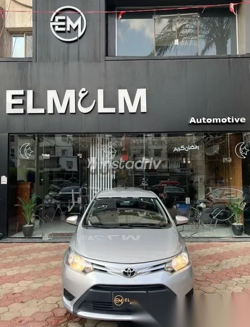 تويوتا ياريس 2014 فضي مستعملة للبيع - 1