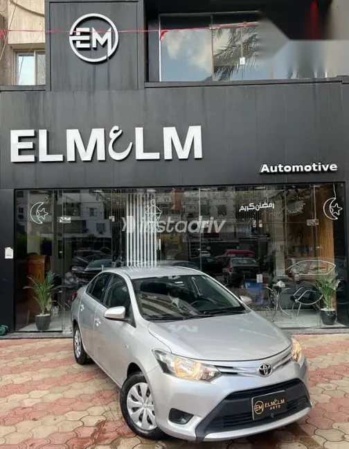 تويوتا ياريس 2014 فضي مستعملة للبيع - 2