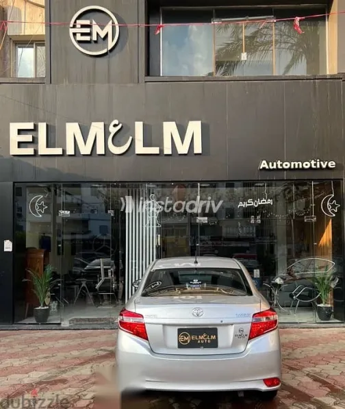 تويوتا ياريس 2014 فضي مستعملة للبيع - 4