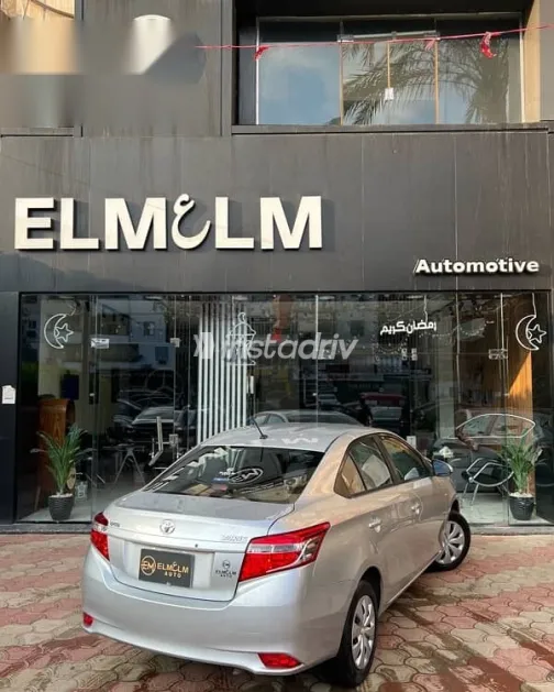 تويوتا ياريس 2014 فضي مستعملة للبيع - 5