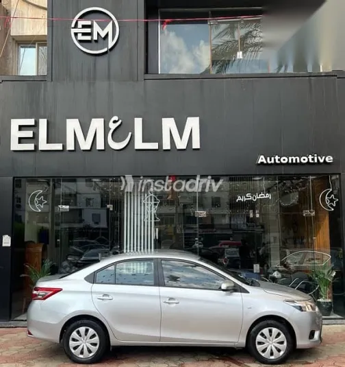 تويوتا ياريس 2014 فضي مستعملة للبيع - 7