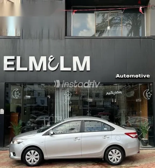 تويوتا ياريس 2014 فضي مستعملة للبيع - 8