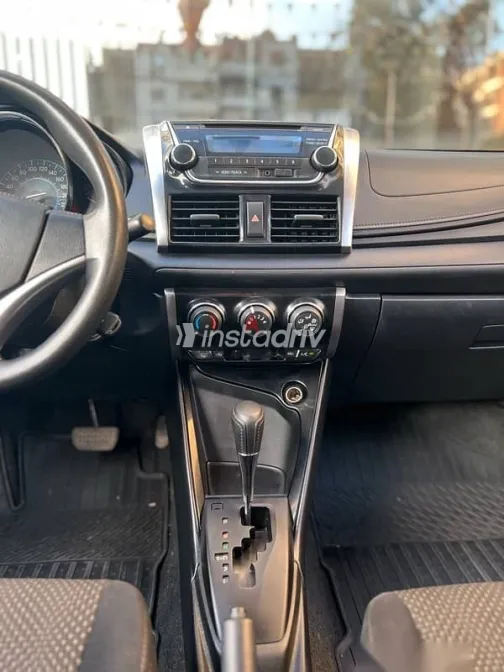 تويوتا ياريس 2014 فضي مستعملة للبيع - 9