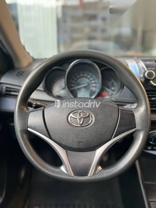 تويوتا ياريس 2014 فضي مستعملة للبيع - 10