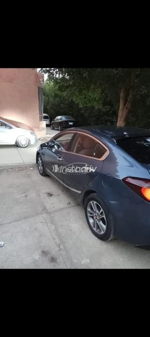كيا سيراتو 2016 أزرق غامق مستعملة للبيع - 2
