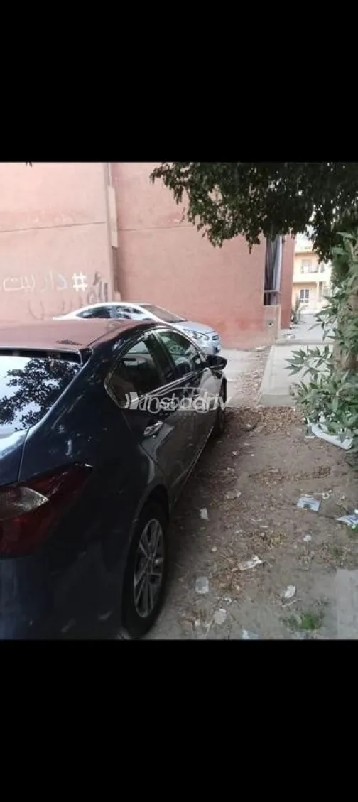 كيا سيراتو 2016 أزرق غامق مستعملة للبيع - 3