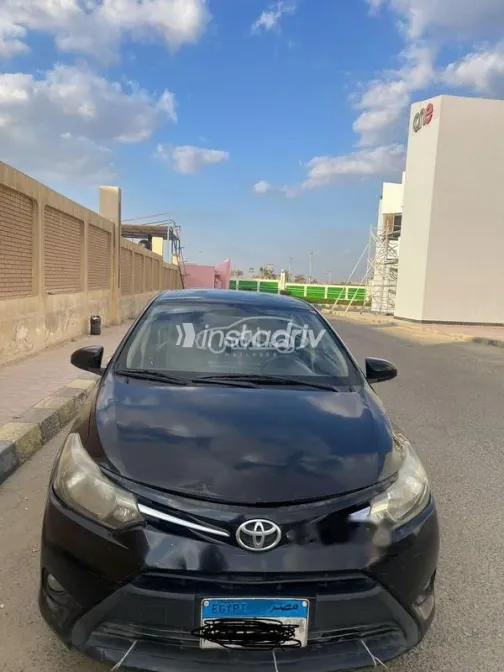 تويوتا ياريس 2014 أسود مستعملة للبيع - 2