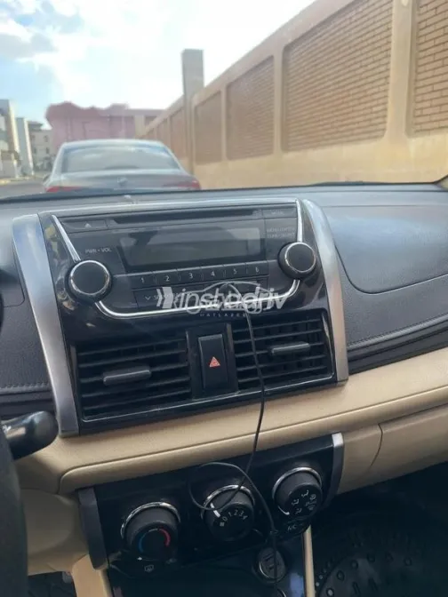 تويوتا ياريس 2014 أسود مستعملة للبيع - 3