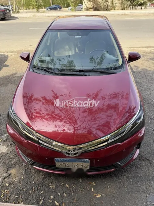 تويوتا كورولا 2016 أحمر غامق مستعملة للبيع - 1