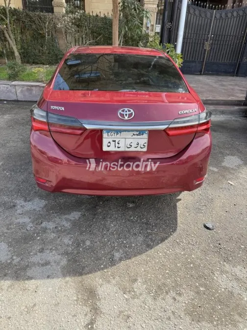 تويوتا كورولا 2016 أحمر غامق مستعملة للبيع - 3