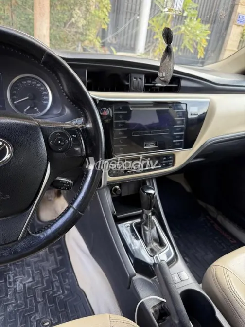 تويوتا كورولا 2016 أحمر غامق مستعملة للبيع - 4