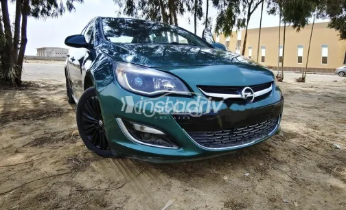 اوبل أسترا 2014 أخضر مستعملة للبيع - 1