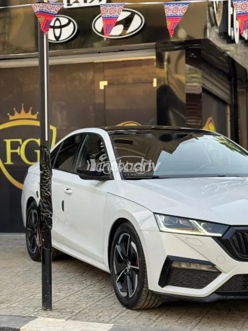 سكودا اوكتافيا 2024 أبيض مستعملة للبيع - 1