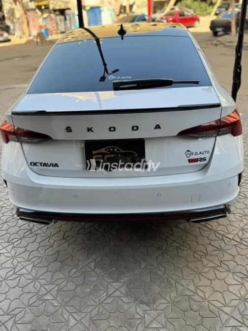 سكودا اوكتافيا 2024 أبيض مستعملة للبيع - 3