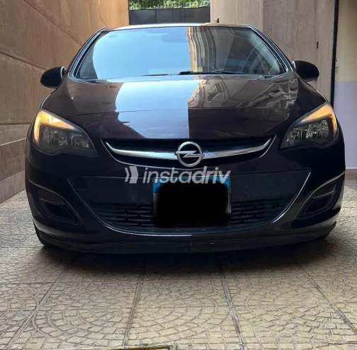 اوبل أسترا 2014 أبيض مستعملة للبيع - 1