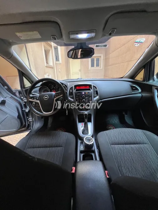 اوبل أسترا 2014 أبيض مستعملة للبيع - 5