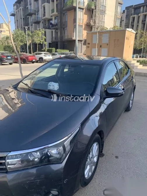 تويوتا كورولا 2015 رمادي مستعملة للبيع - 1