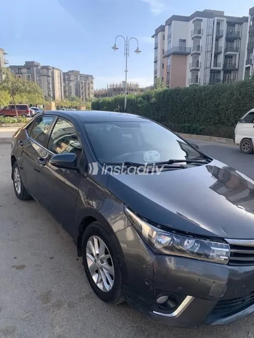 تويوتا كورولا 2015 رمادي مستعملة للبيع - 2