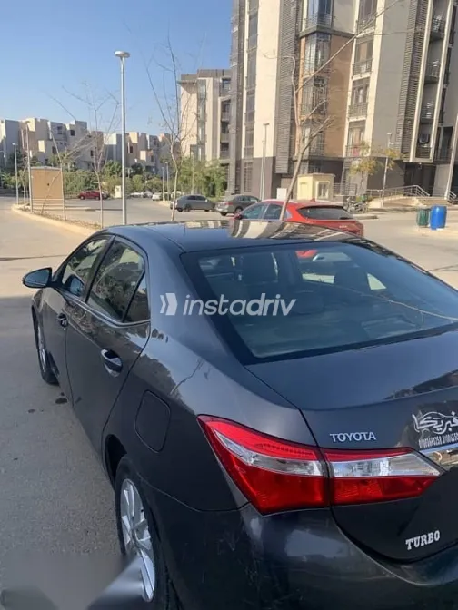 تويوتا كورولا 2015 رمادي مستعملة للبيع - 5