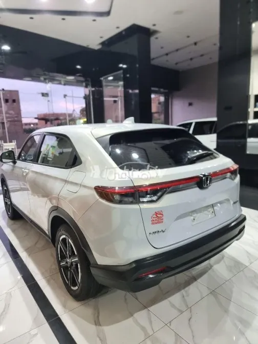 Honda HRV 2022 White Used for Sale - 4