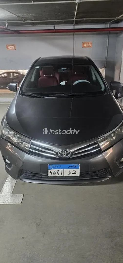 Toyota Corolla 2015 Gray Used for Sale - 1