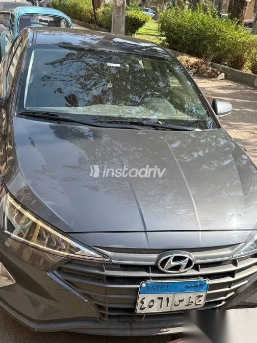 هيونداي إلنترا 2025 فضي مستعملة للبيع - 1