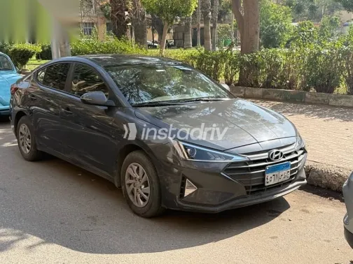 هيونداي إلنترا 2025 فضي مستعملة للبيع - 2