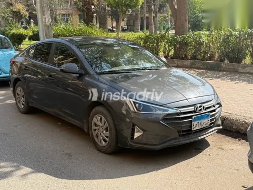 هيونداي إلنترا 2025 فضي مستعملة للبيع - 3