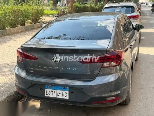 هيونداي إلنترا 2025 فضي مستعملة للبيع - 4