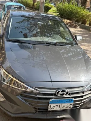 هيونداي إلنترا 2025 فضي مستعملة للبيع