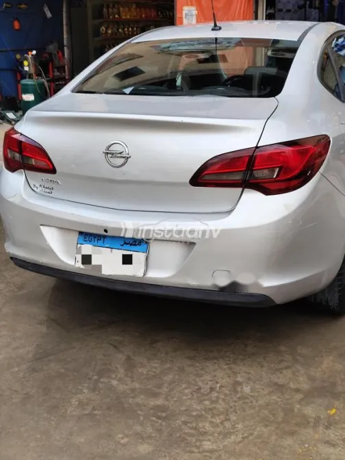 اوبل أسترا 2017 أبيض مستعملة للبيع - 1