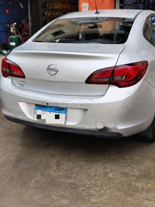 اوبل أسترا 2017 أبيض مستعملة للبيع