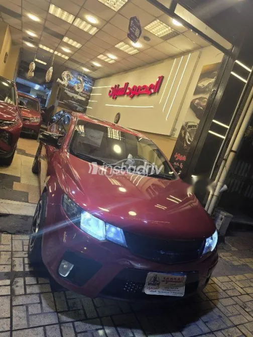 كيا سيراتو كوبيه 2011 أحمر غامق مستعملة للبيع - 1