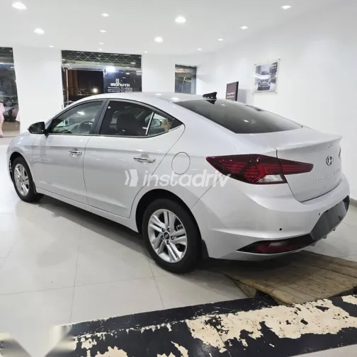 هيونداي إلنترا 2026 فضي جديدة للبيع - 3